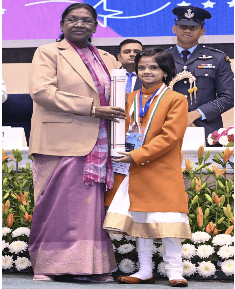President giving award during Pradhan Mantri Rashtriya Bal Ouraskar